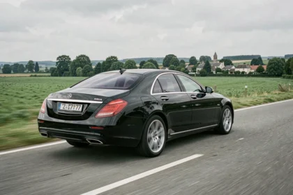 Une berline noire de luxe roulant sur une route de Seine-et-Marne, symbolisant les services VTC haut de gamme de la région